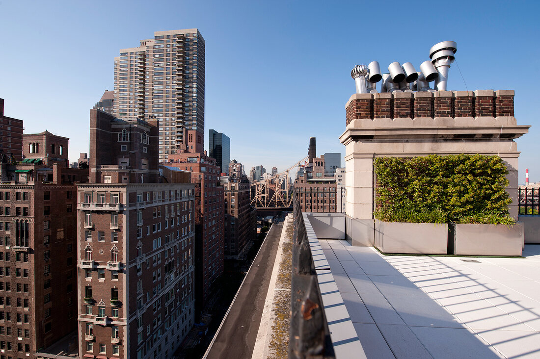 New York: Blick von rooftop Garten auf umliegende Häuser, Kunstwerk x