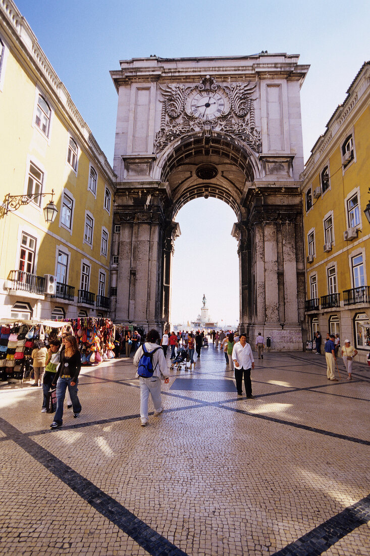 People at Rua Augusta Einkaufsstrasse in Arc de Triomphe, Lisbon, Portugal