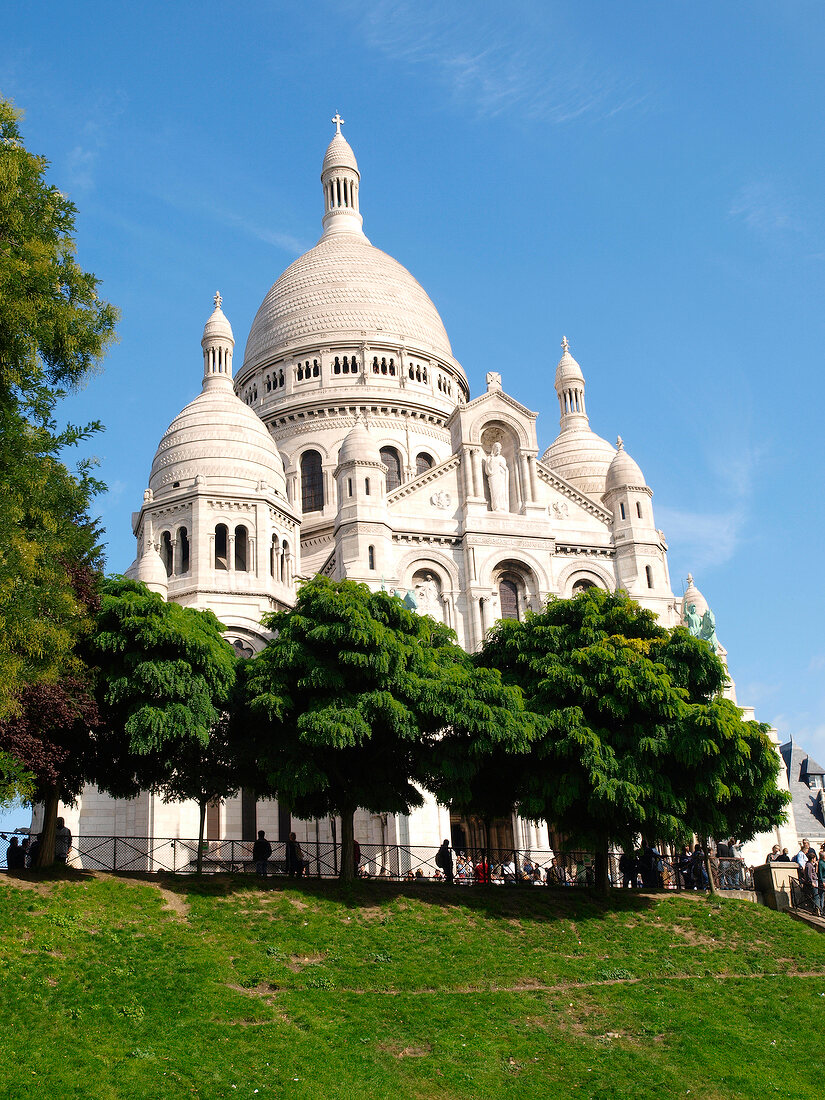 Paris: Blick auf Sacré-Coeur, Fassade, blauer Himmel