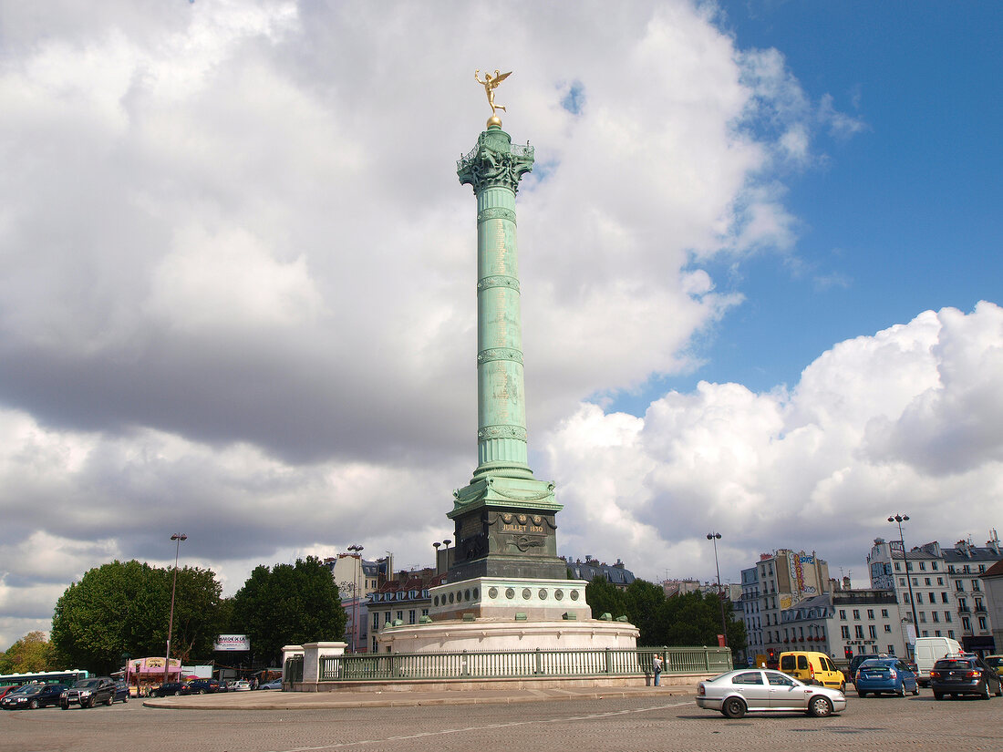 Paris: Place de la Bastille, Julisäule, Menschen.