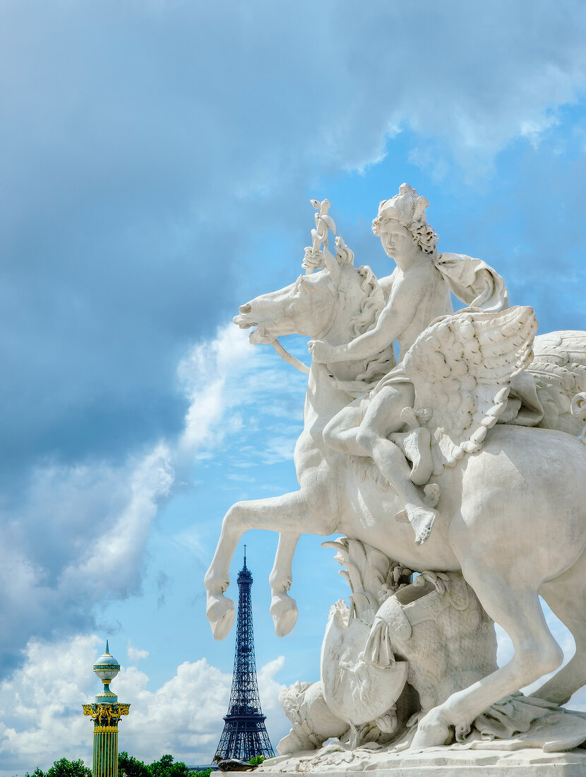 Paris: Place de la Concorde, Reiter- statue, Eiffelturm, abends