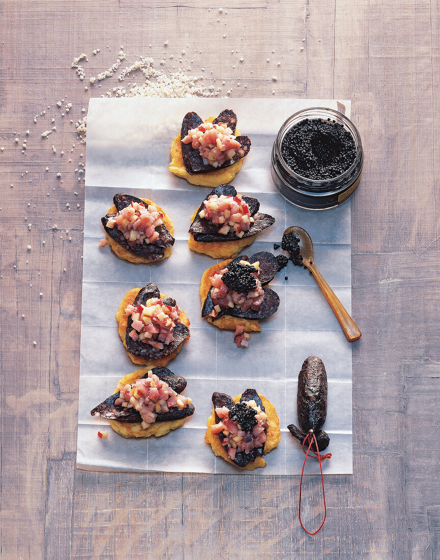 Salz, Kartoffelblinis mit Matjestatar und Blutwurst