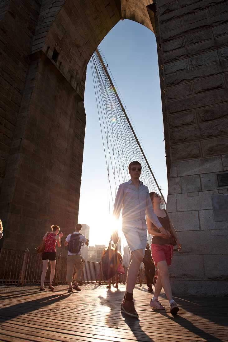 New York: Brooklyn Bridge, Mann jogg t, sommerlich