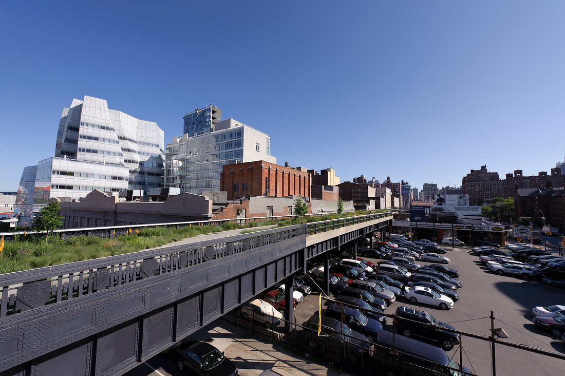 New York: Meatpacking District, Schienenstrang, Parkplatz, Menschen