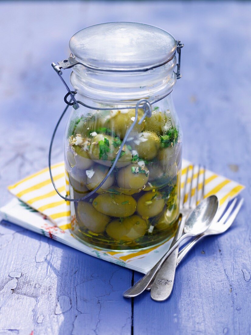 Marinierte Oliven im Einmachglas