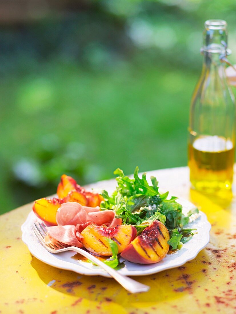 Salad with grilled peaches and ham