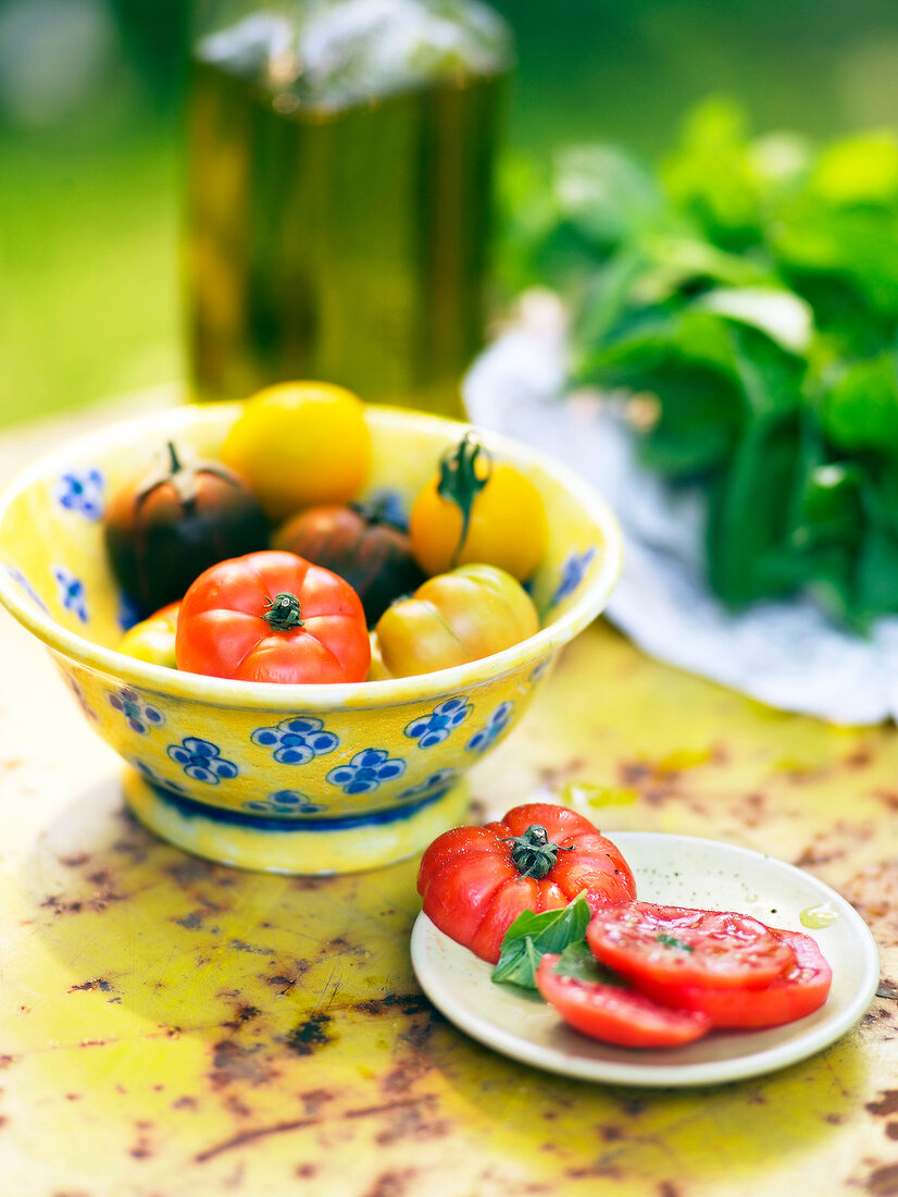 Sommerküche, Schälchen mit verschiedenen Tomatensorten