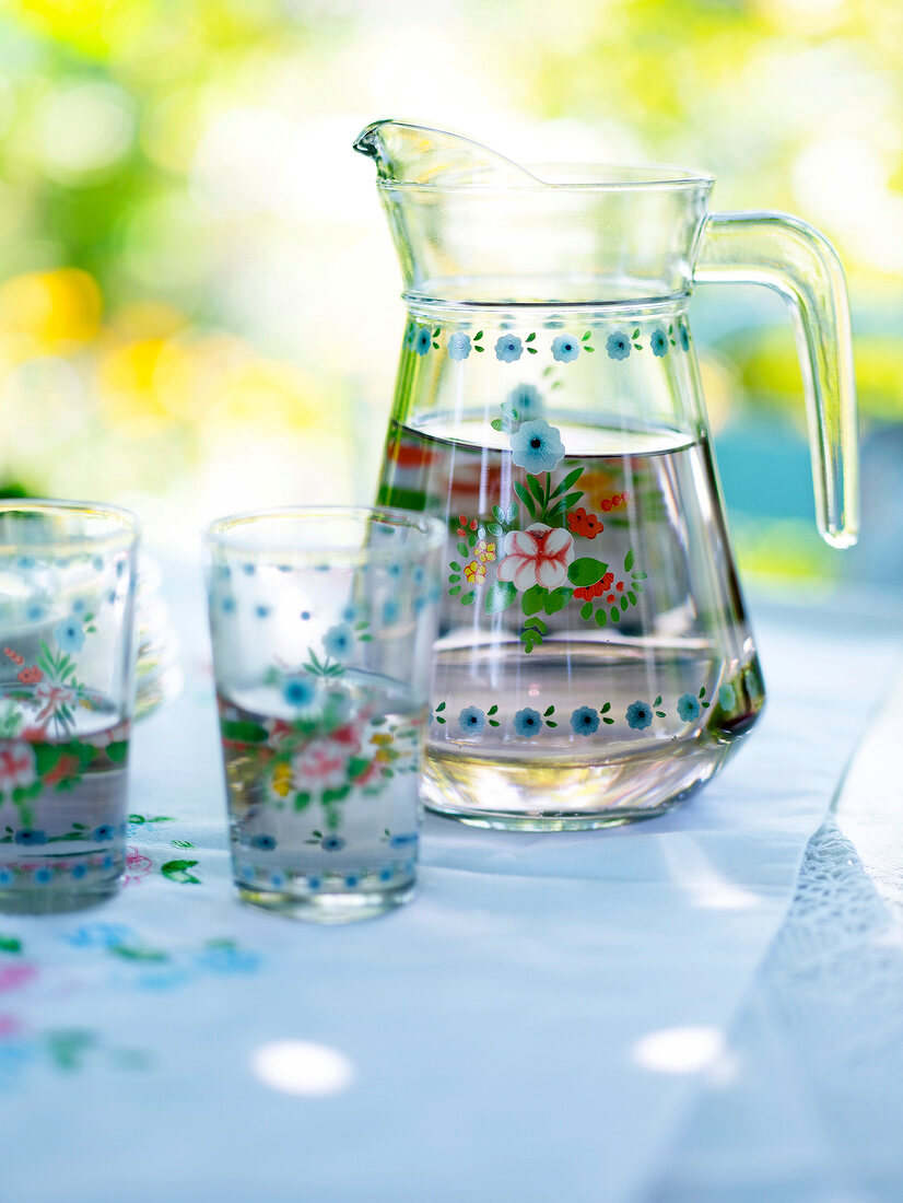 Sommerküche, Karaffe und Gläser mit Wasser, bedruckt