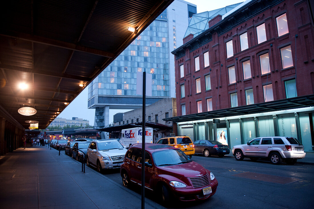 New York: Läden mit dem Standard Hotel im Hintergrund, x
