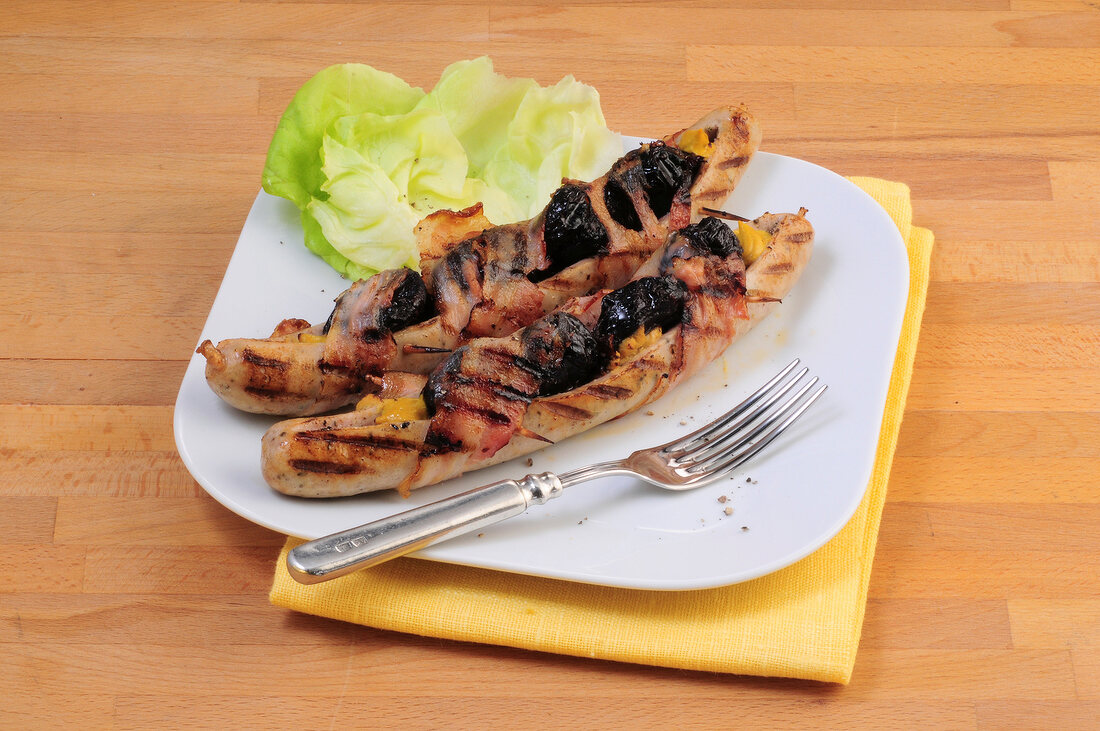 Grillen mit Holzkohle, Mit Pflaumen gefüllte Grillwürste