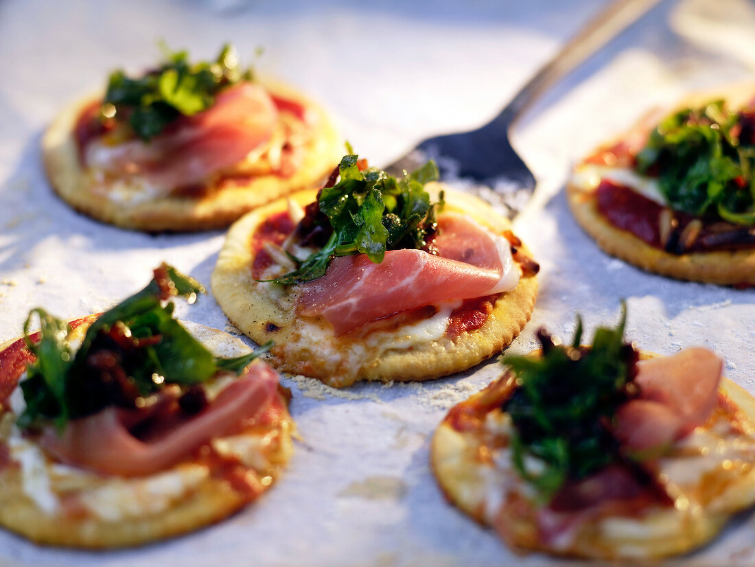 Sommerküche, Pizzette mit Rucola und Bresaola