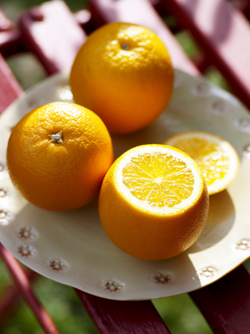 Sommerküche, Orangen, angeschnitten, auf einem Teller
