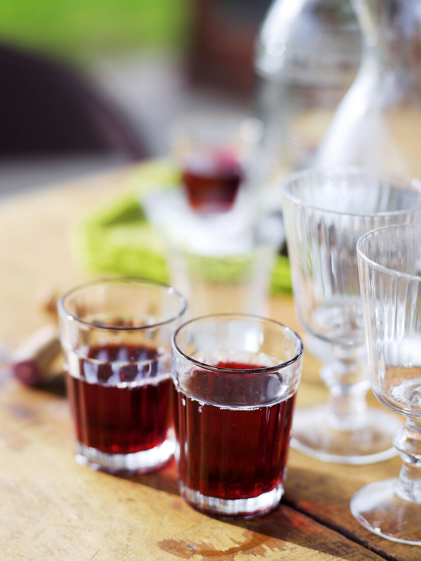 Sommerküche, Zwei Gläser mit Rotwein