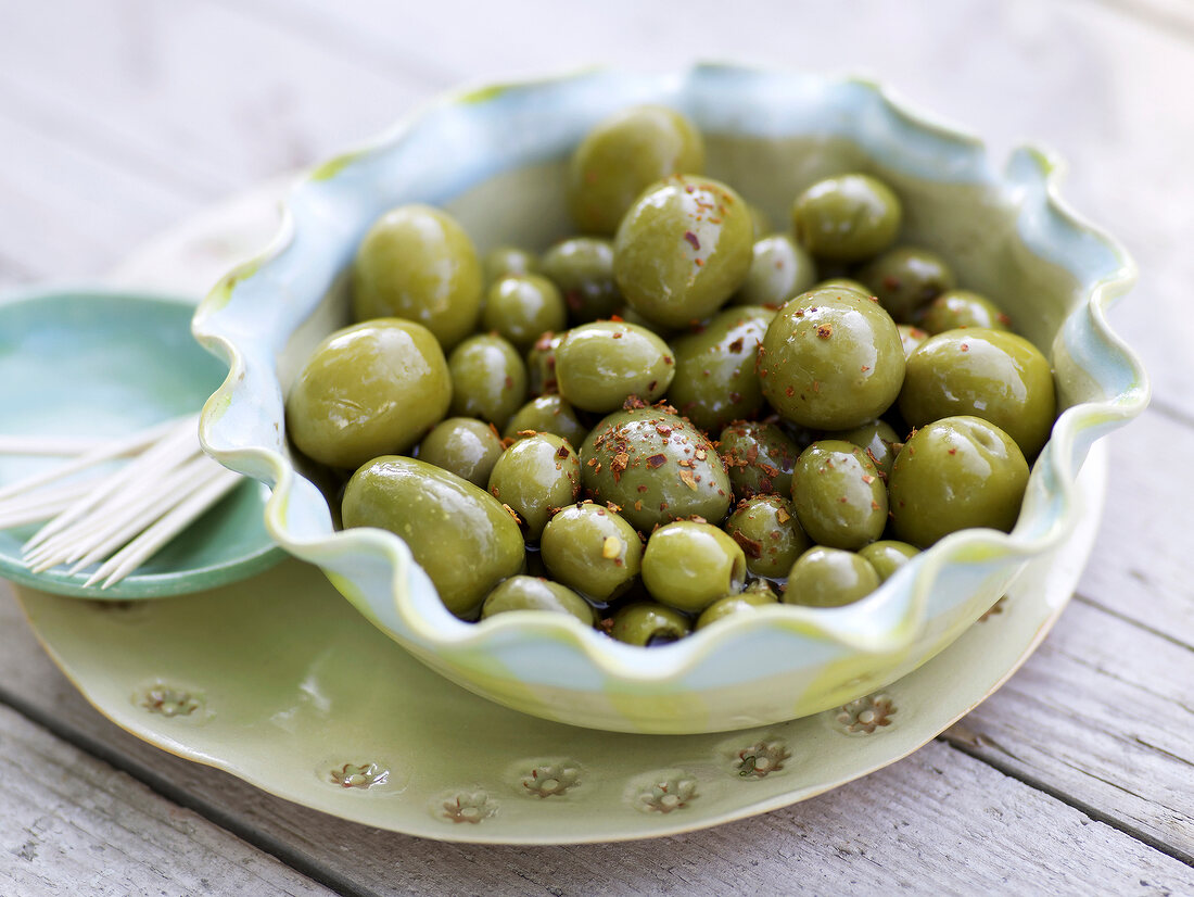Sommerküche, Grüne Oliven in einem Schälchen