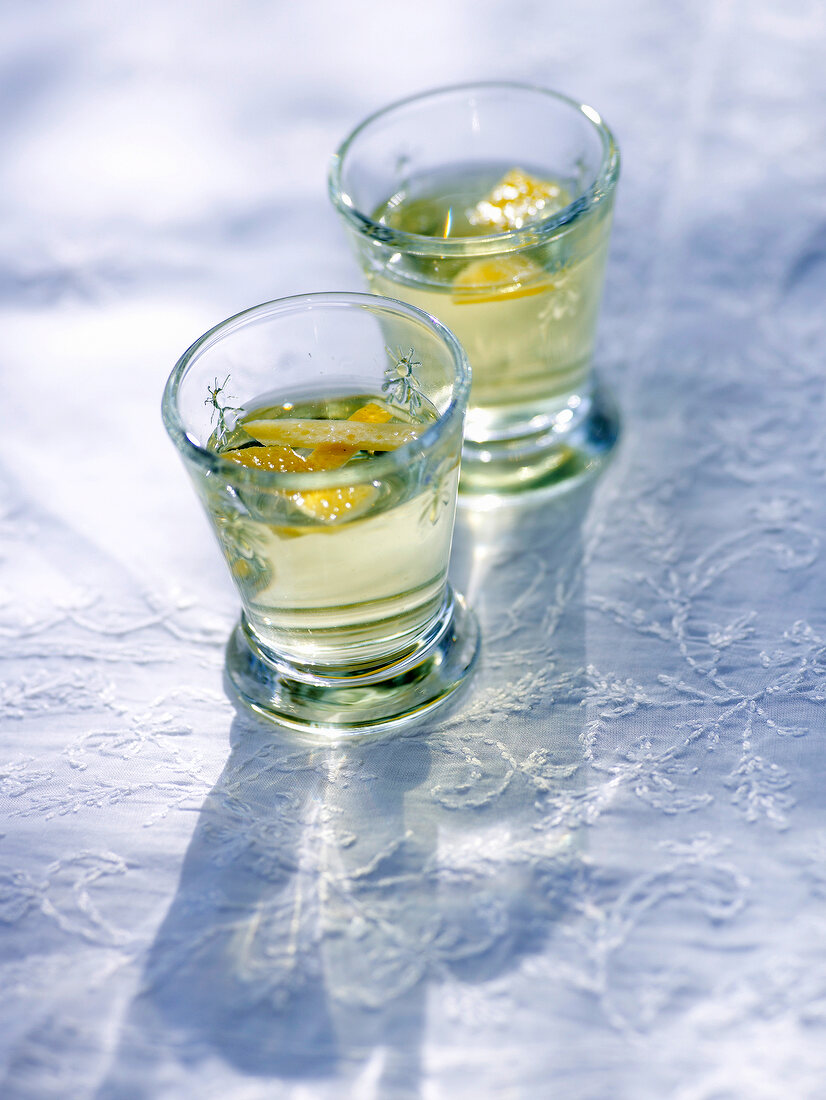 Sommerküche, Zwei Gläser mit Limoncello, Zitronenlikör