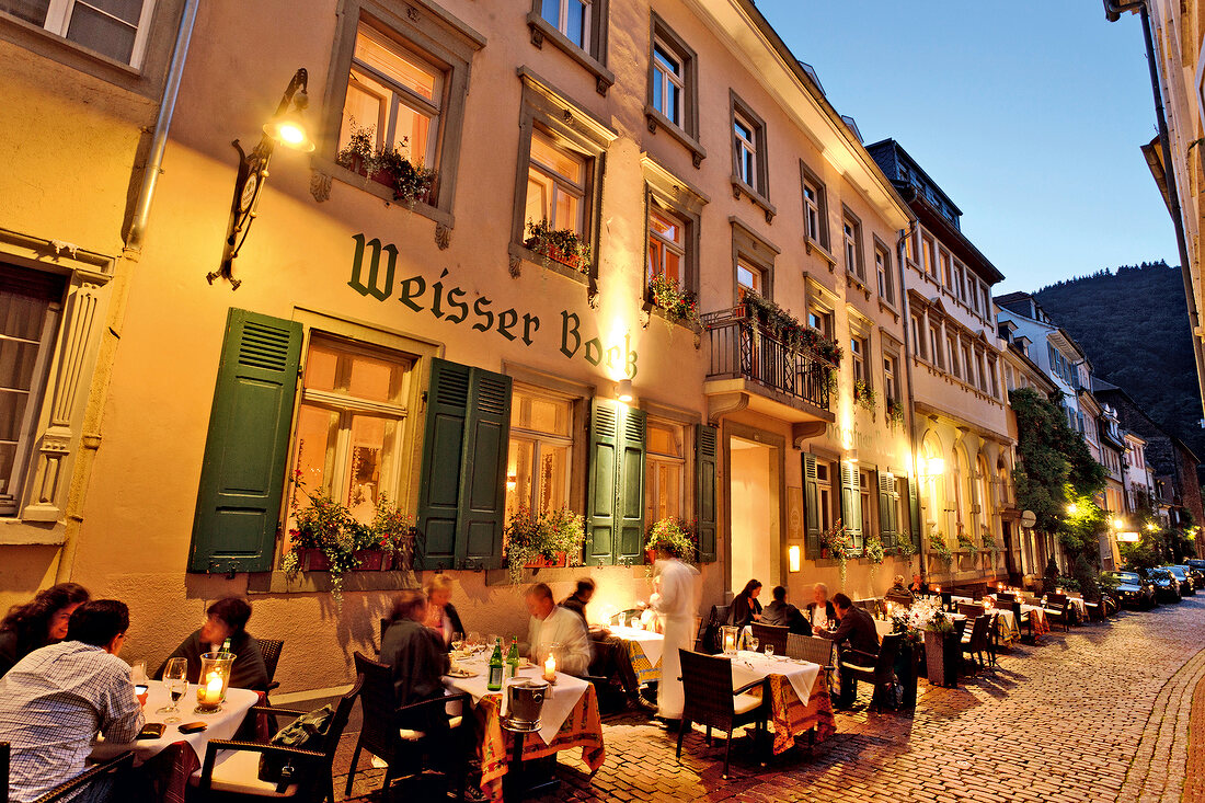 Heidelberg: Restaurant Weißer Bock, Gasse, abends, Gäste