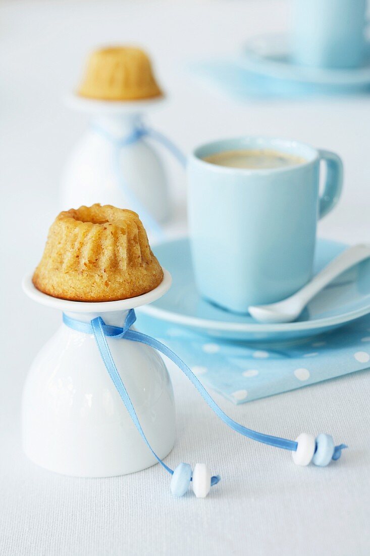 Mini Bundt cakes as table decoration and as snacks with espresso