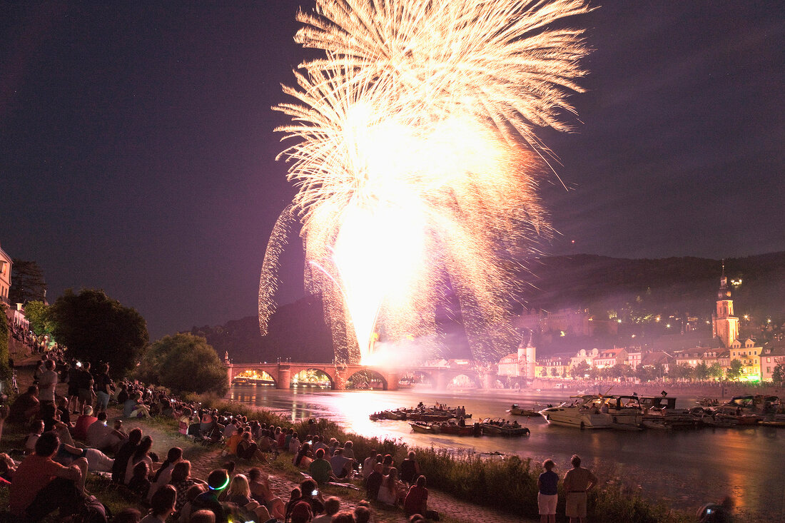 Heidelberg: Karl-Theodor-Brücke, Schloss, Neckar, abends, Feuerwerk