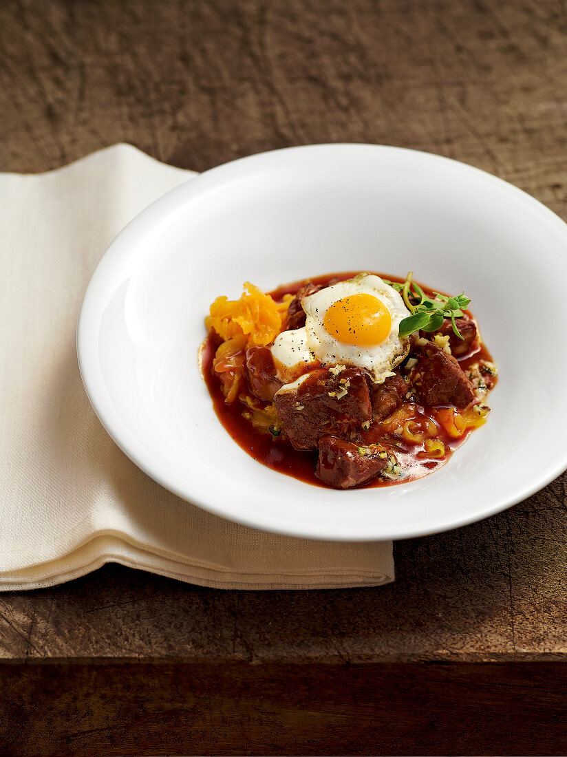 Klassiker, Szegedinder Gulasch mit Sauerkraut und Wachtelspiegelei