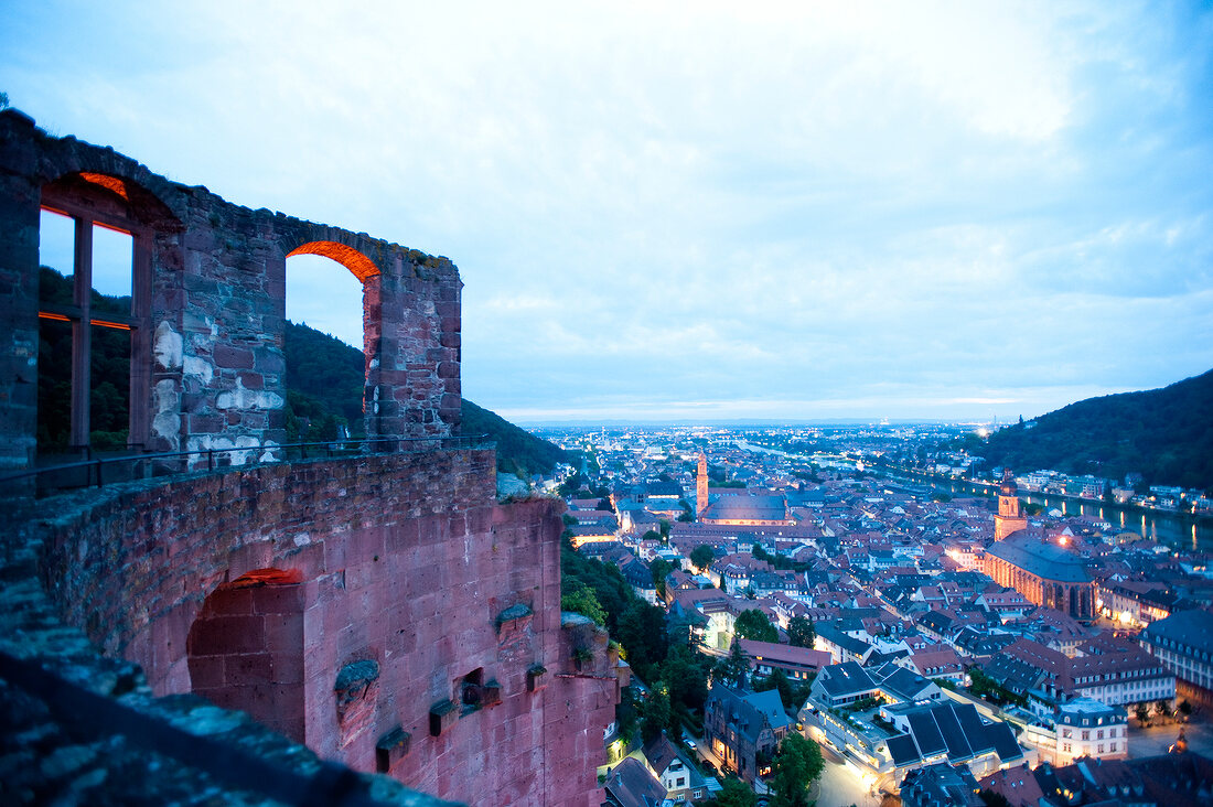 Heidelberg: Schlossruine, Blick auf Altstadt, Abenddämmerung, Lichter.