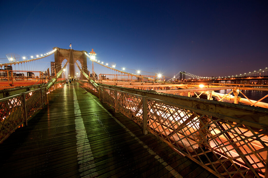 New York: Brooklyn Bridge, abends, Lichter, bewegungsunscharf