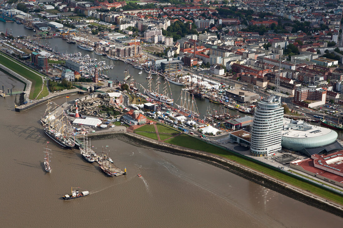 Bremerhaven: Blick auf die Stadt, Hafencity, Vogelperspektive