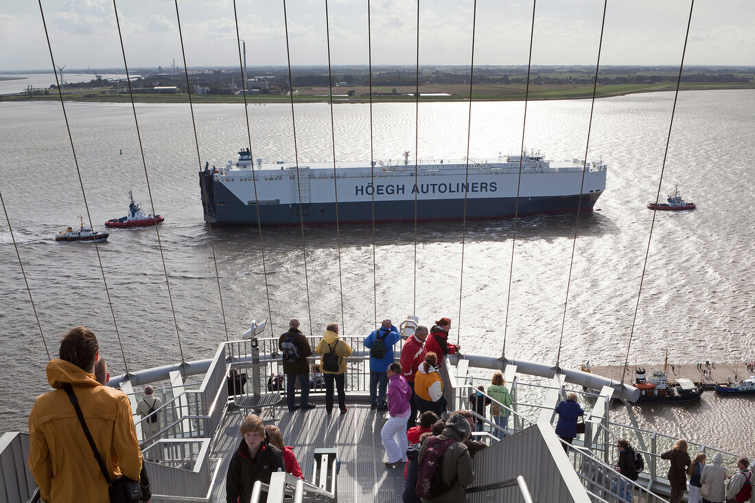 Bremerhaven: Blick vom Atlantic Sail City, Weser, Containerschiff.