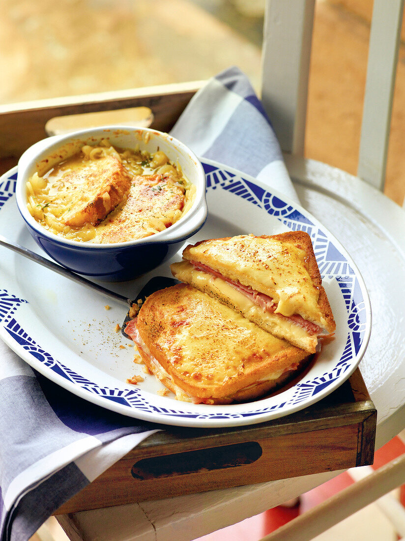 Frankreich, Croque Monsieur, gratinierte Zwiebelsuppe