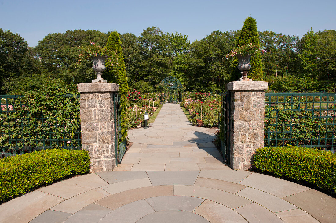 New York: Eingang des Rosengartens im New York Botanical Garden