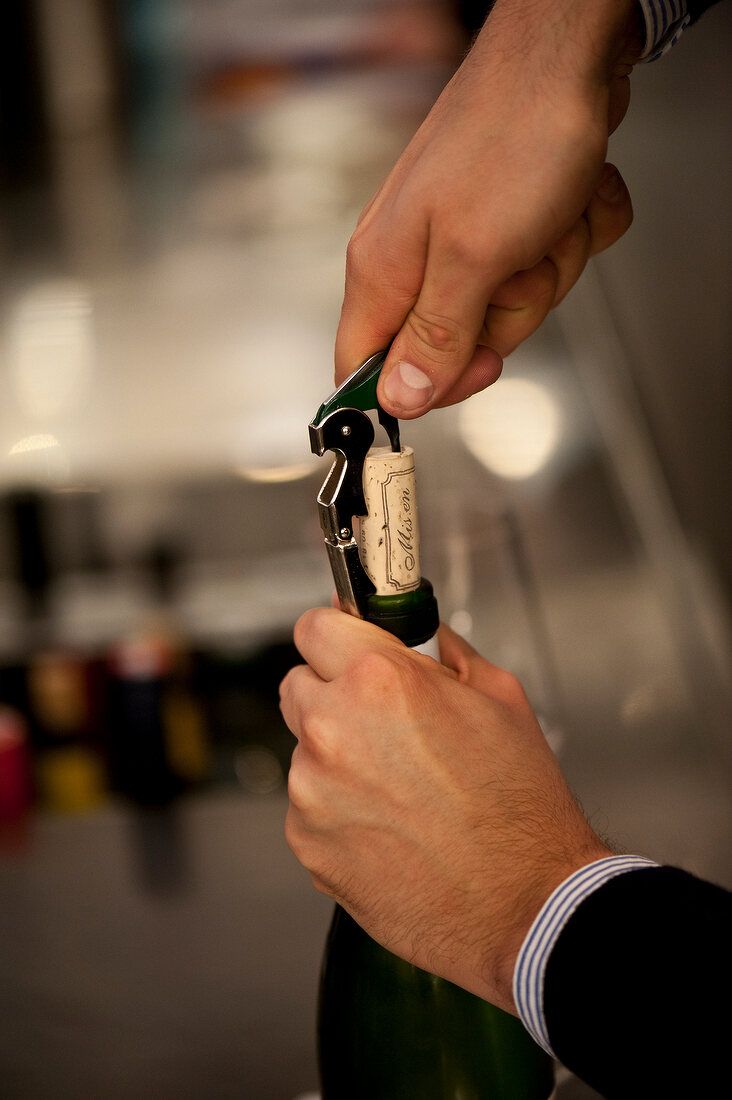In der Wiener Weinbar "Der Wein" wird eine Flasche Wein geöffnet