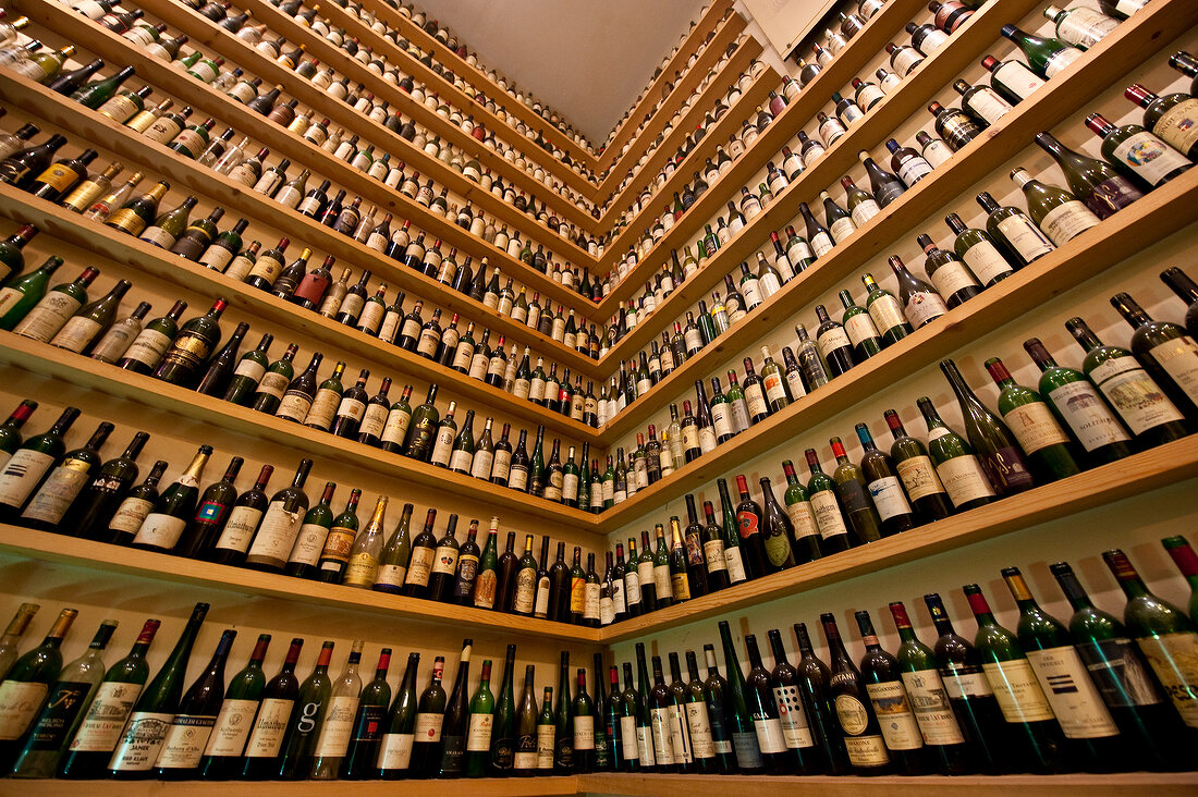 Regal mit Weinflaschen bis zur Decke in Meinl´s Weinbar, Wien