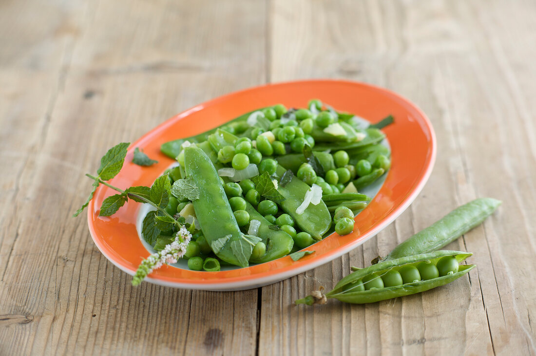 Peas with minzbutter in serving dish