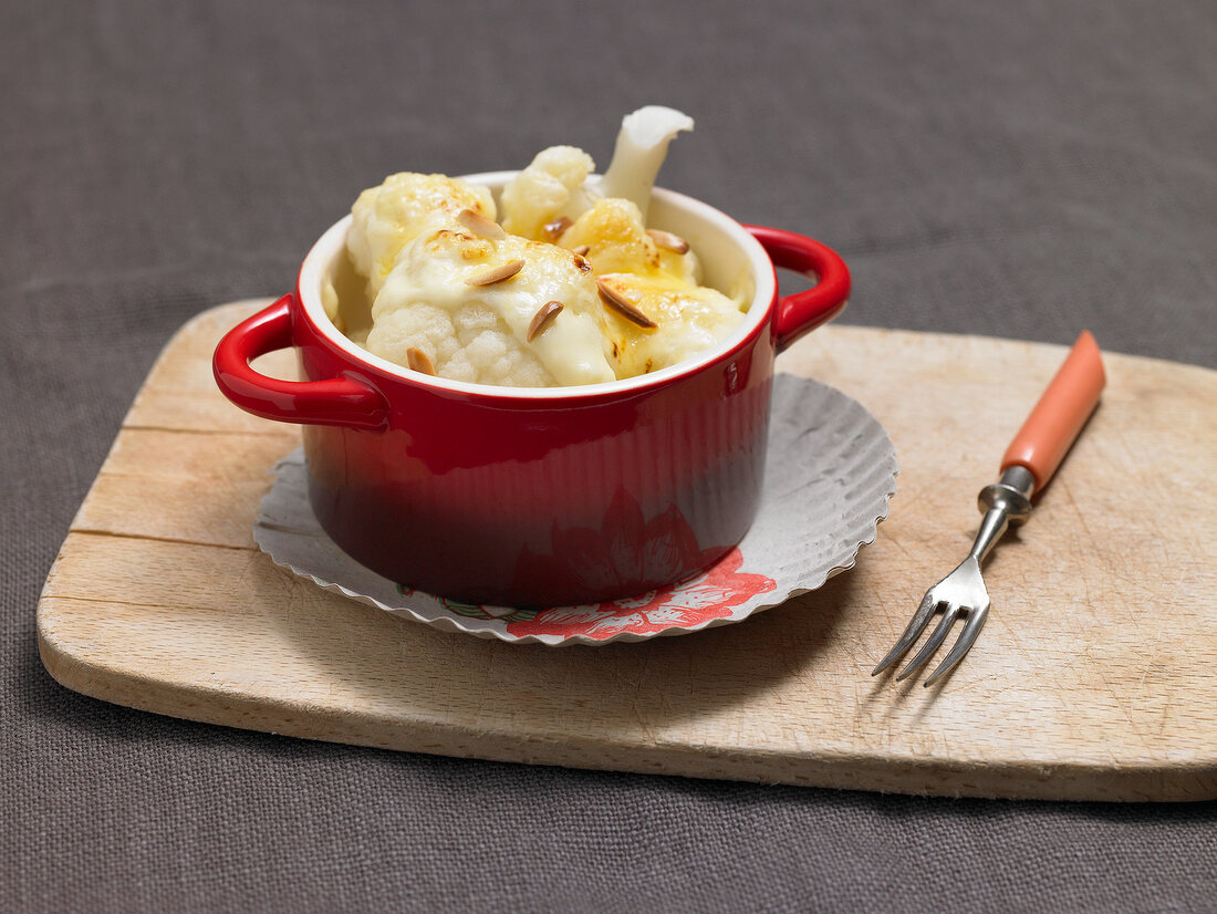 Baked cauliflower in pot