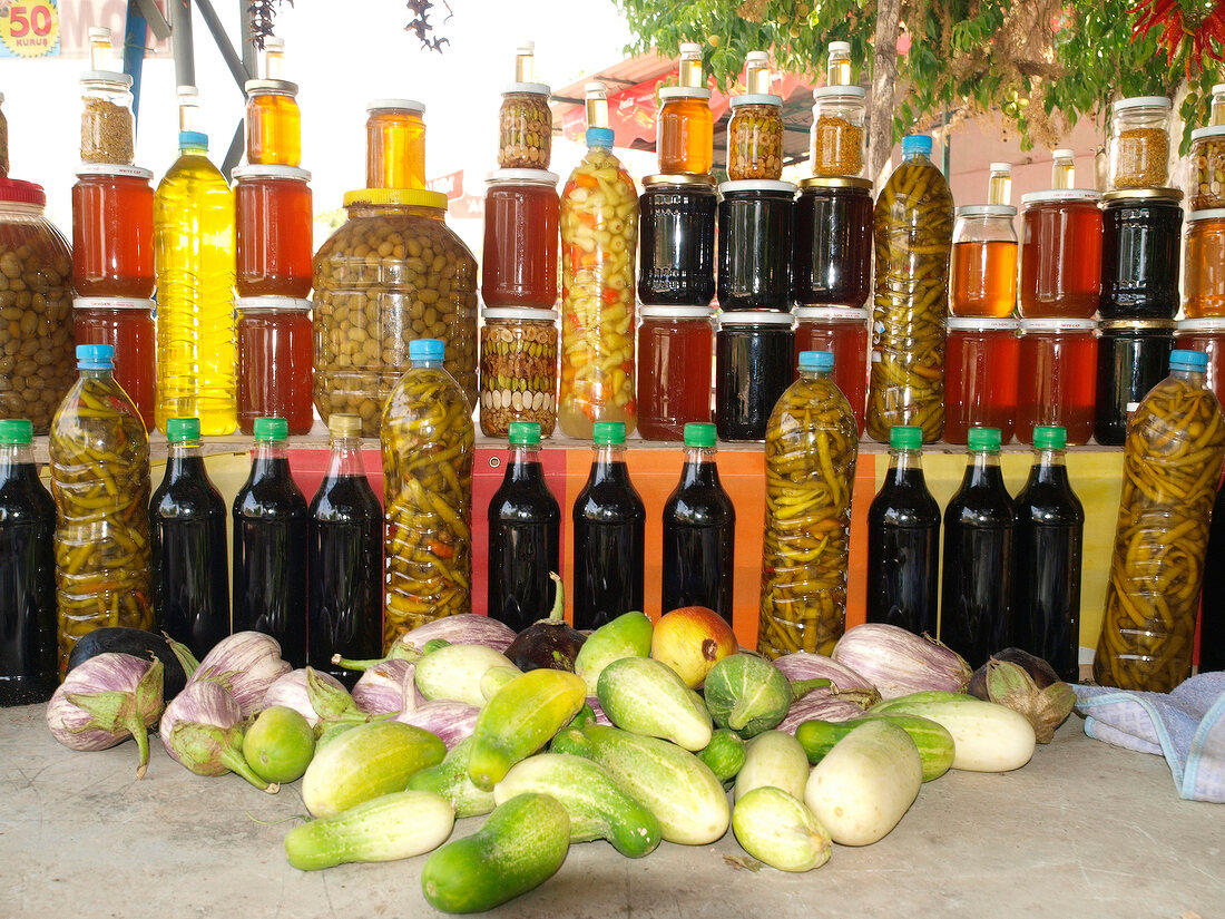 Marktstand, frisches Obst, Gläser, Flaschen