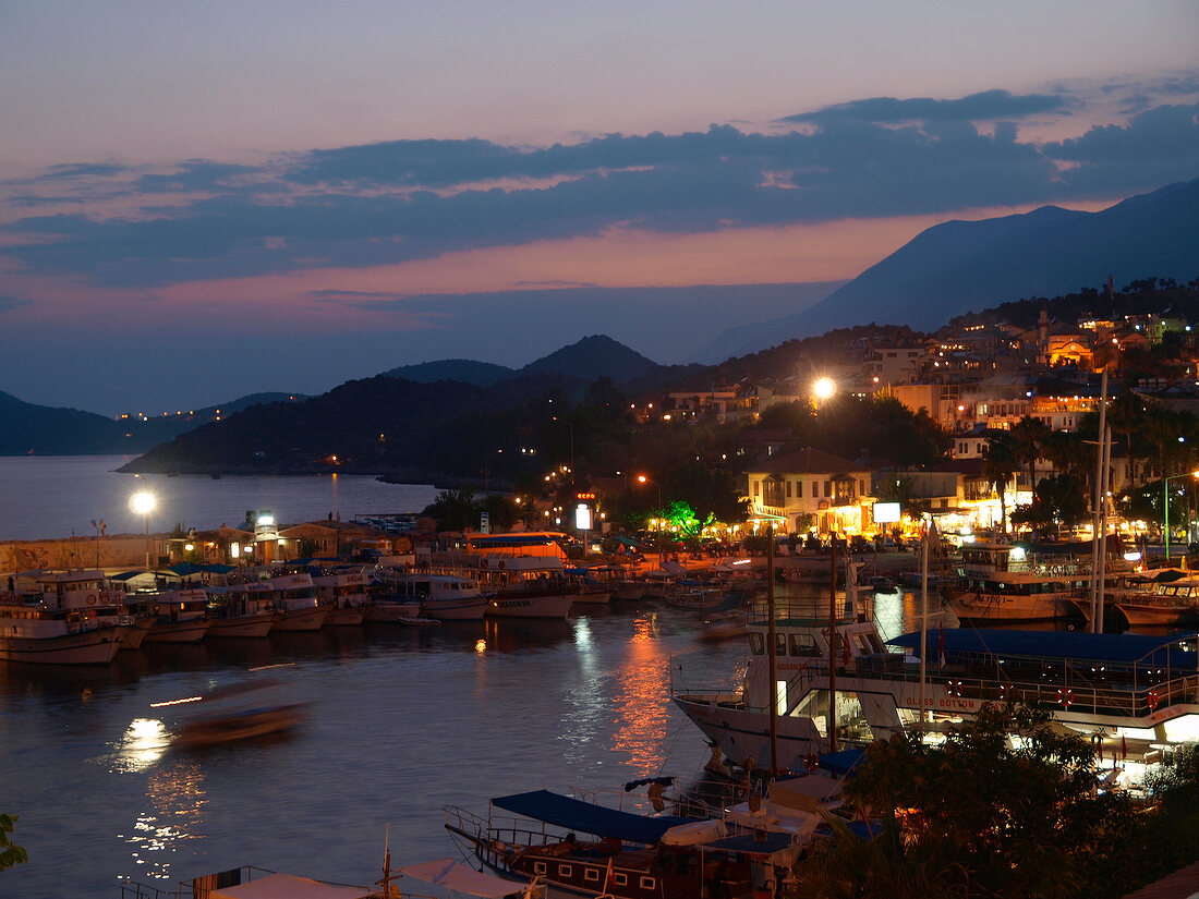 Kas: Berglandschaft, Hafen, Boote, Sonnenuntergang.