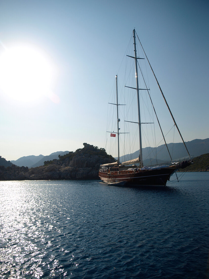 Antalya: Berglandschaft, Segelboot, blauer Himmel, sonnig.