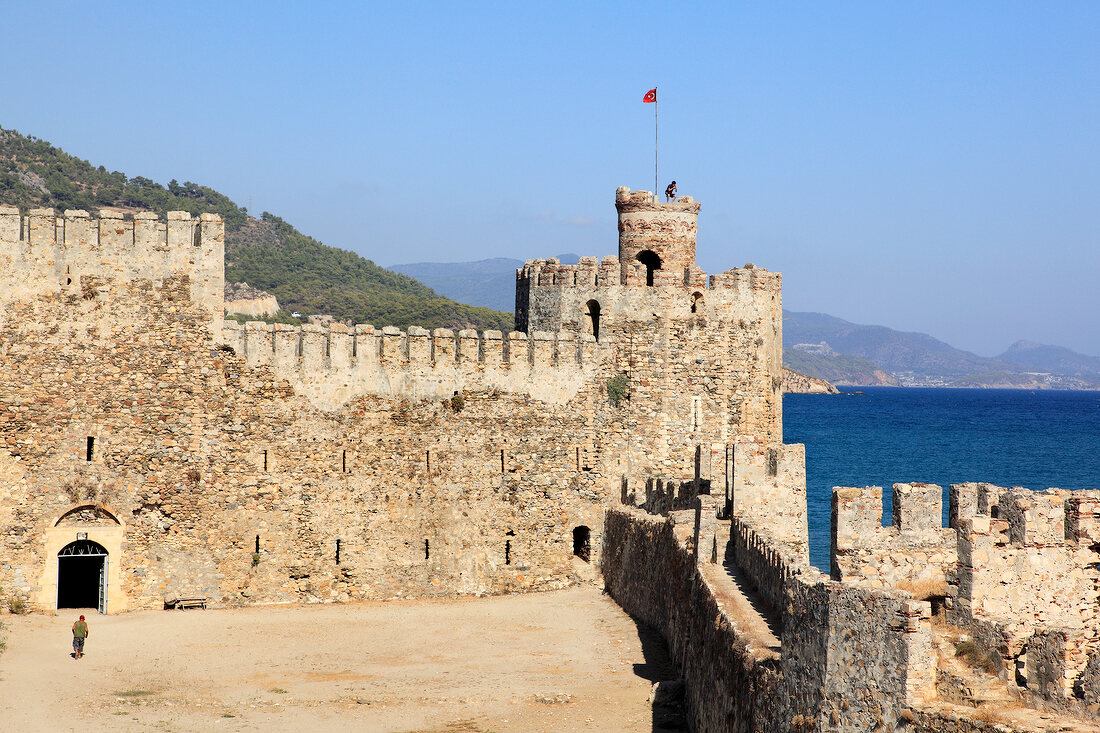 Anamur: Mamure Kalesi, Burg, Turm, Mauer, Himmel blau, Meerblick