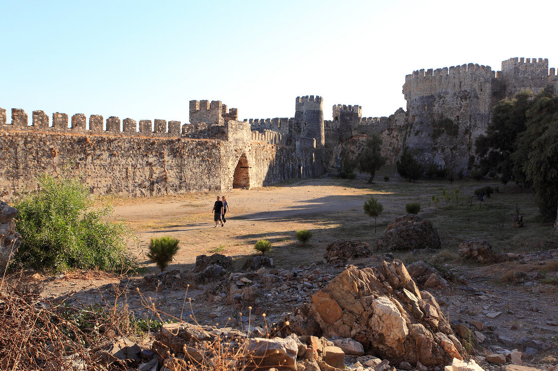 Anamur: Mamure Kalesi, Burgmauer, Menschen