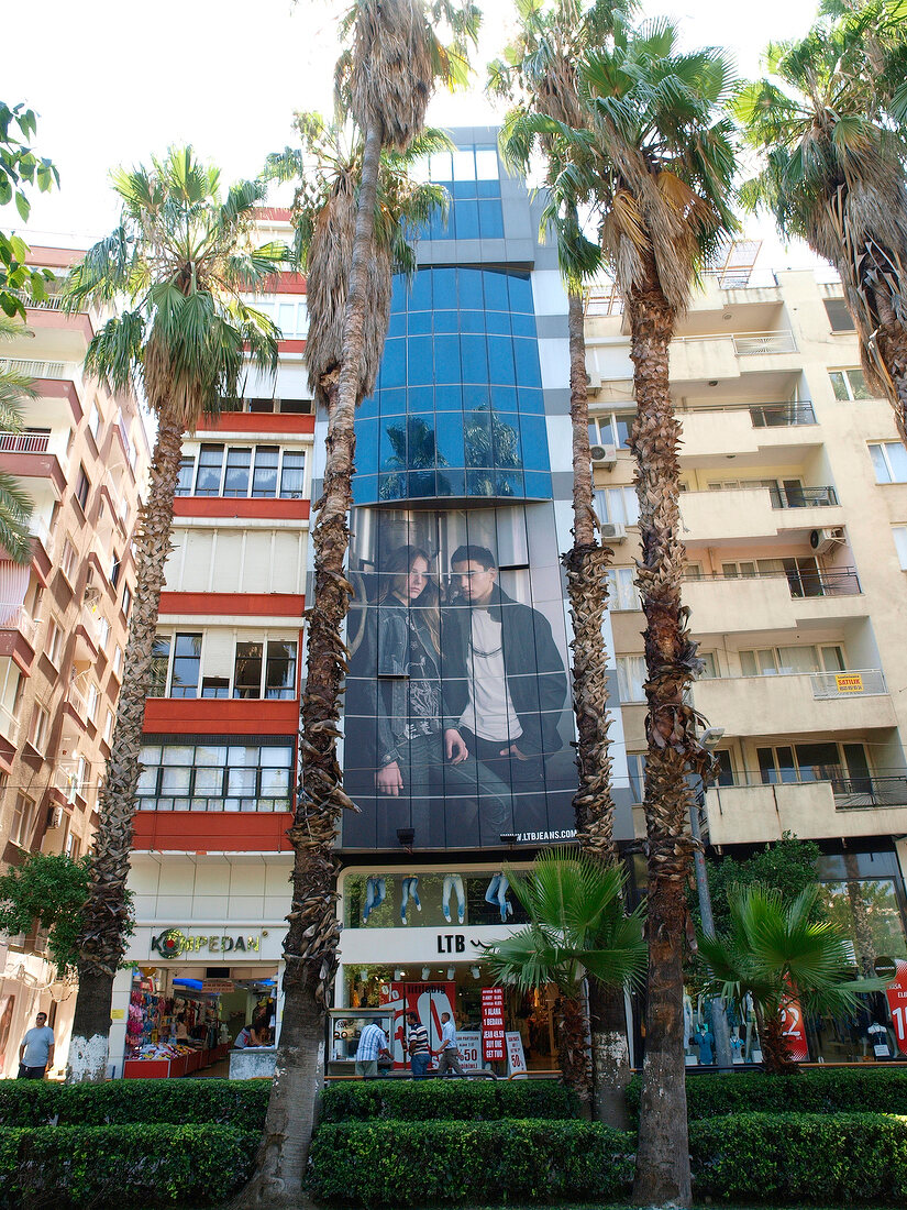 Antalya: Atatürk-Caddesi, Straße, Roller