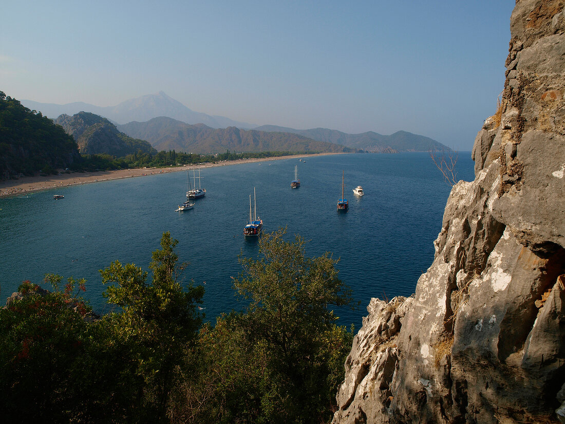 Lykien: Blick von Ruinenstadt Olympos, Meer, Boote.