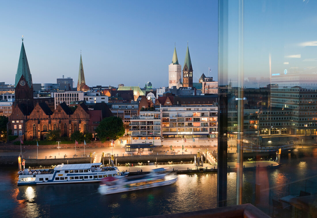 Bremen: Blick vom Restaurant "Outer Roads", Stadtansicht, abends