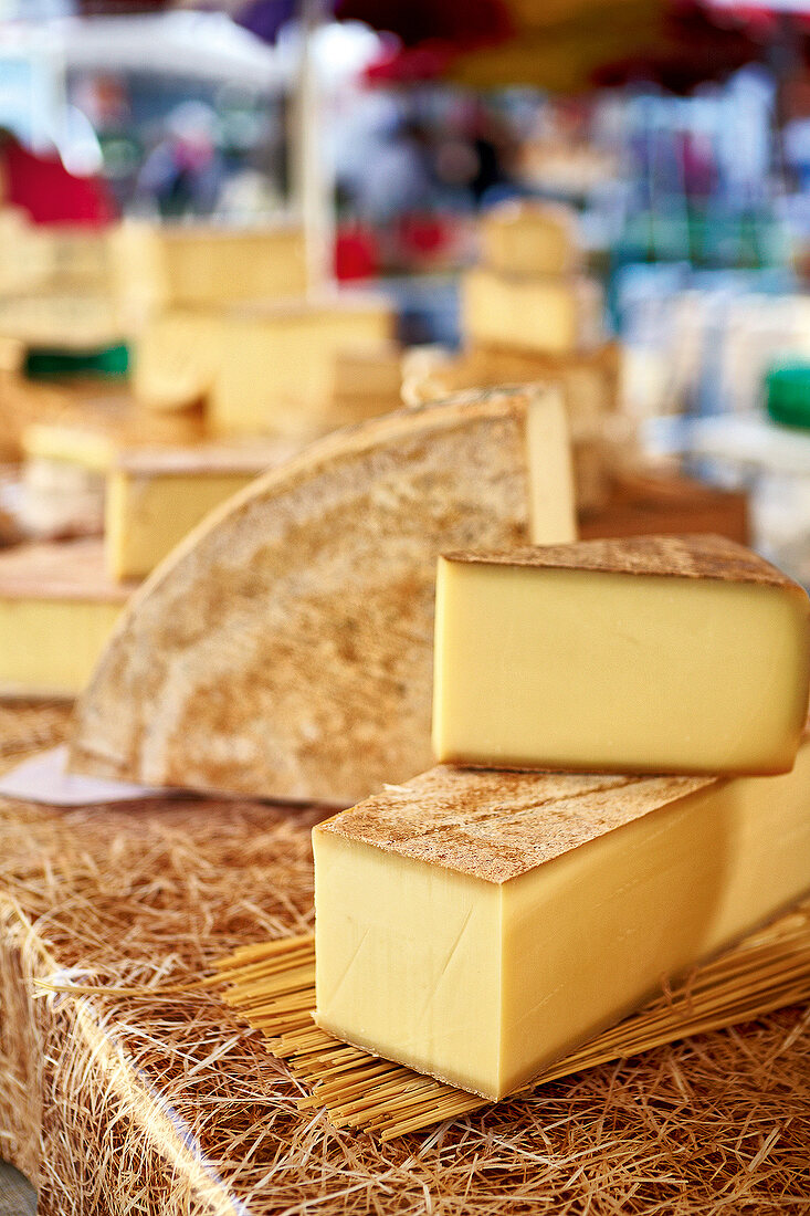 Frankreich, Käse in der Warenauslage, Detailaufnahme