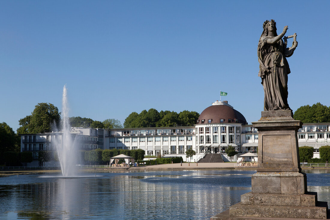 Bremen: Bürgerpark, Parkhotel, Statue, blauer Himmel.