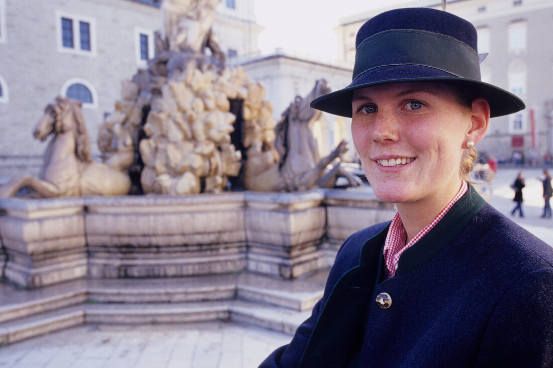 Salzburg, Fiakerin am Residenzplatz