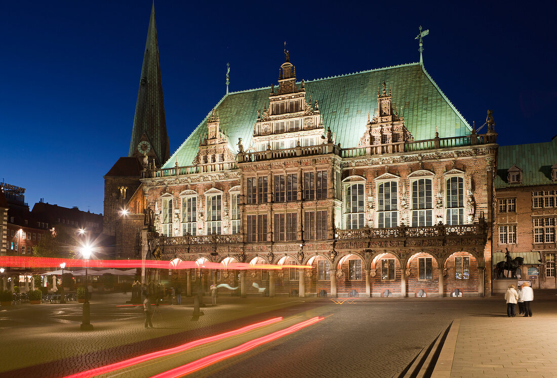 Bremen: Rathaus, abends, beleuchtet, Froschperspektive