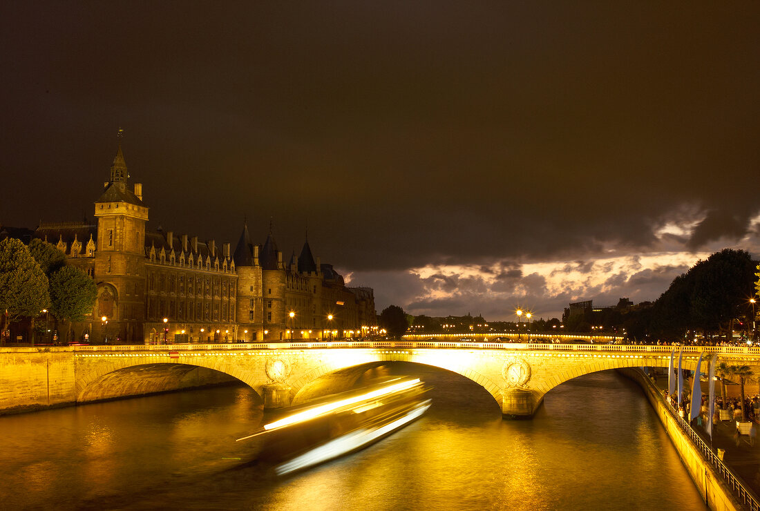 Paris: Blick auf Pont au Change, abends, gelbes Licht.