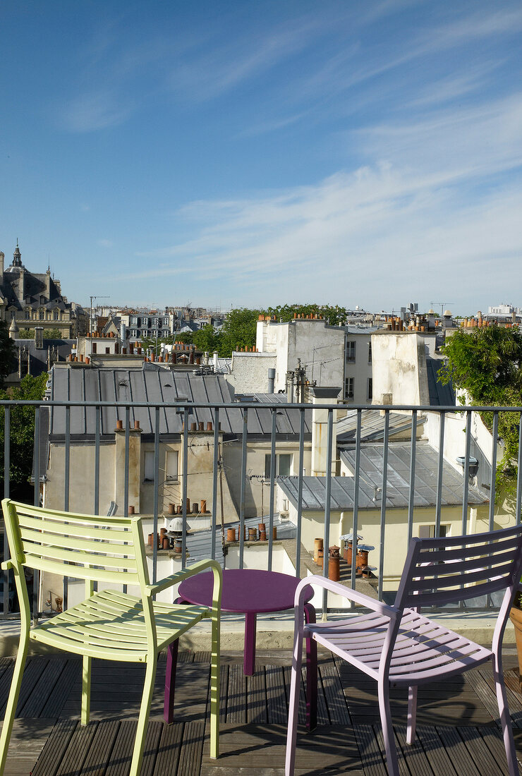 Paris: Hotelterrasse Saint Séverin, Stühle, Blick über Dächer.