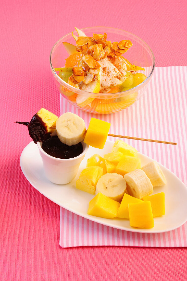 Desserts, Obssalat mit Honigsc hmant, Exoten mit Schokosauce