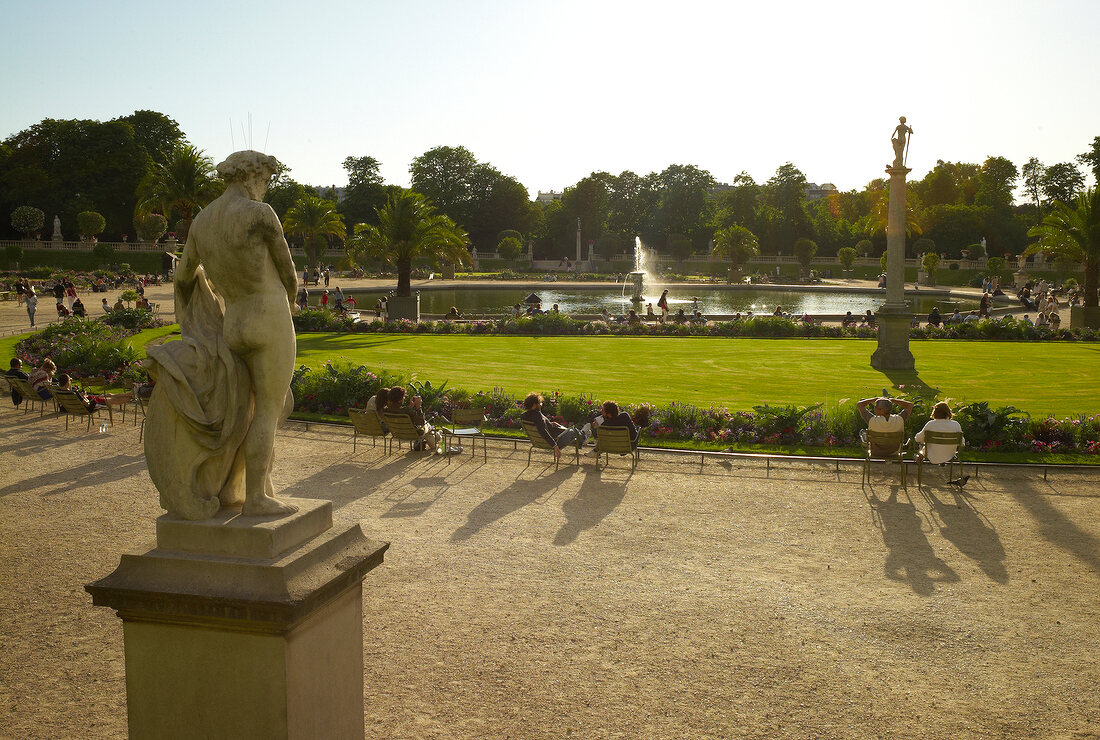 Paris: Quartier Latin, Park, Wasser- spiele, sommerlich.