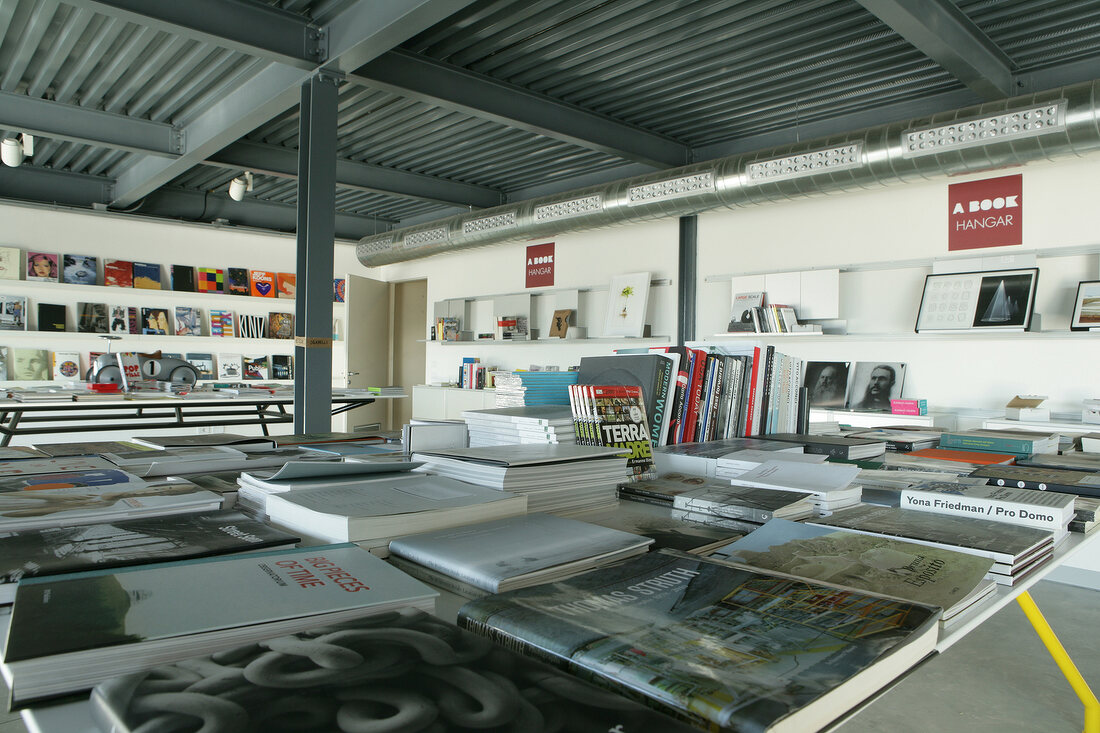 A Book Hangar Buchladen im Hangar Bicocca Shop in Mailand